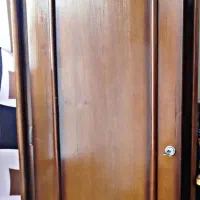 کمد چوبی محکم و تمیز