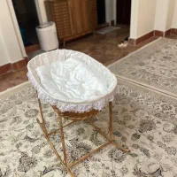 تخت کنار مادر