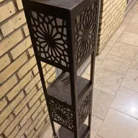 کنار سالنی همراه با یک روشنایی آویز