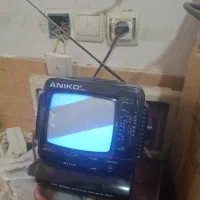 تعدادی تلوزیون و تلفن قدیمی و یک عدد ظبط ماشین