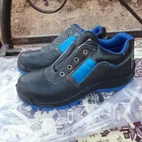 دوتا کفش ایمنی نو