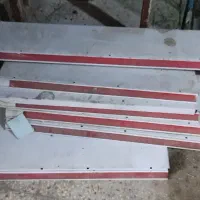 قفس فلزی سفید با گونیا و پایه