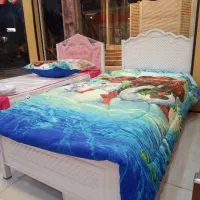 تخت و کودک نوجوان بزرگسال در پردیسان