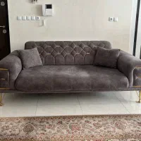 دوتا مبل راحتی سه نفره با میز عسلی