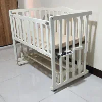 تخت کنار مادر