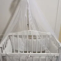 تخت کنار مادری چوب ب همراه تور و تشک و سرویس خواب