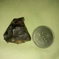 شهاب سنگ و یک سنگ گرد و یک سنگ تراش خورده حجری