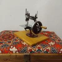 چرخ خیاطی قدیمی انگلیسی یک وجبی درحد اکبند|کلکسیون اشیاء عتیقه|تهران, جنت‌آباد مرکزی|دیوار