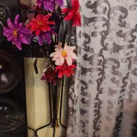 گلدان با گل بزرگ