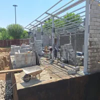کارگر ساختمانی و نگهبان کارگاه