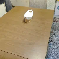 میز نهارخوری داری چهار صندلی