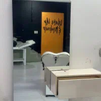 صندلی ،آینه ، تخت،میز ناخن،سرشور|آرایشگاه و سالن‌های زیبایی|بروجرد, |دیوار