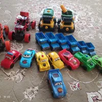 تعدادی ماشین و نیسان اسباب بازی