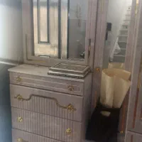 کمد لباس. دراور. تخت . ساعت.میز تلویزیون