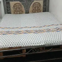 تخت  دونفره فرفورژه تمیز با کف تخت چوبی