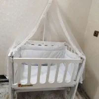 تخت گهواره ای.کنارتخت مادر