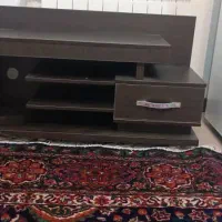 دوعدد موکت و یک میز تلوزیون
