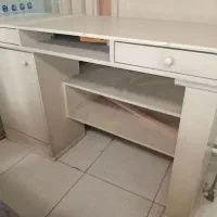 یک عدد میز کامپیوتر و یک عدد پیشخوان