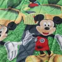 روی تختی یک نفره تخت نوجوان