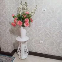 گل و گلدان به همراه پایه