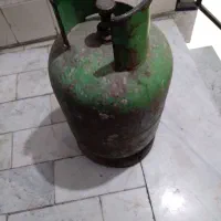 یک عدد کپسول گاز نصفه گاز داره به همراه ۴ریگلاتور