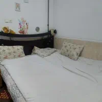 تخت دو نفره همراه پاتختی کفی چوب