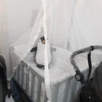 تخت کنار مادر نو