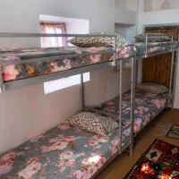 یک تخت دو طبقه فلزی قابل مونتاژ