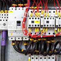 مونتاژ کار تابلو برق و پشتیبانی فنی به صورت تلفنی