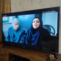 تلویزیون هوشمند جی پلاس 50 به همراه میز تلویزیون