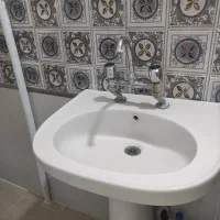 یک عدد روشویی دستشویی و حمام تمیز و سالم