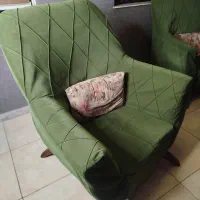 یک دست مبل ۴ نفره و چهار صندلی پایه بلند