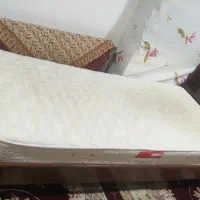 تخت یک نفره چوبی جمع و جور با تشک طبی