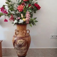 گلدان بزرگ به همراه گلها
