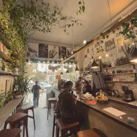 همکار در قهوه فروشی