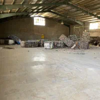 کارگر خانم برای جدا سازی پلاستیک در کارخانه