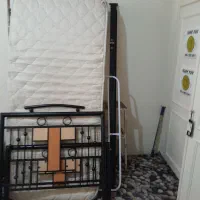 تخت فرفورژه و کف تخت فلزی یا چوبی و محافظ و تشک
