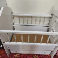 تخت نوزاد بسیار تمیز|تخت و سرویس خواب|باغستان, |دیوار