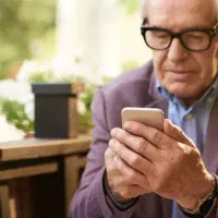 آموزش کار با گوشی هوشمند به سالمندان در منزل