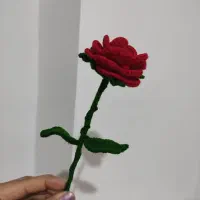 شاخه گل رز بافتنی قرمز