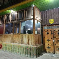 پنجره های چوبی روسی باغ رستوران