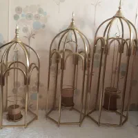 سه عدد شمع و جا شمعی  و کمد ویترین