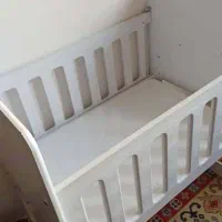 تخت کنار مادر