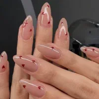 طراح و ناخن کار حرفه ای