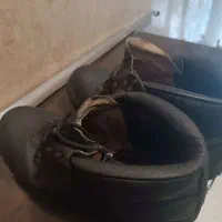 کفش کوهنوردی چرمی دست‌دوز + گیره میز پینگ پنگ