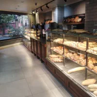 آقا برای بسته بندی و نظافت در شیرینی فروشی