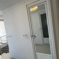 درب آلومنیوم  بآیینه وشیشه با فریم آهنی آماده شده