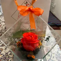 گل مصنوعی و کیف پول طرح سنتی
