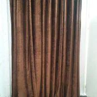 پرده مخمل پانچ درجه۱ قهوه ای به همراه چوب پرده
