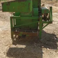 یک دستگاه خرمن کوب سه کاره